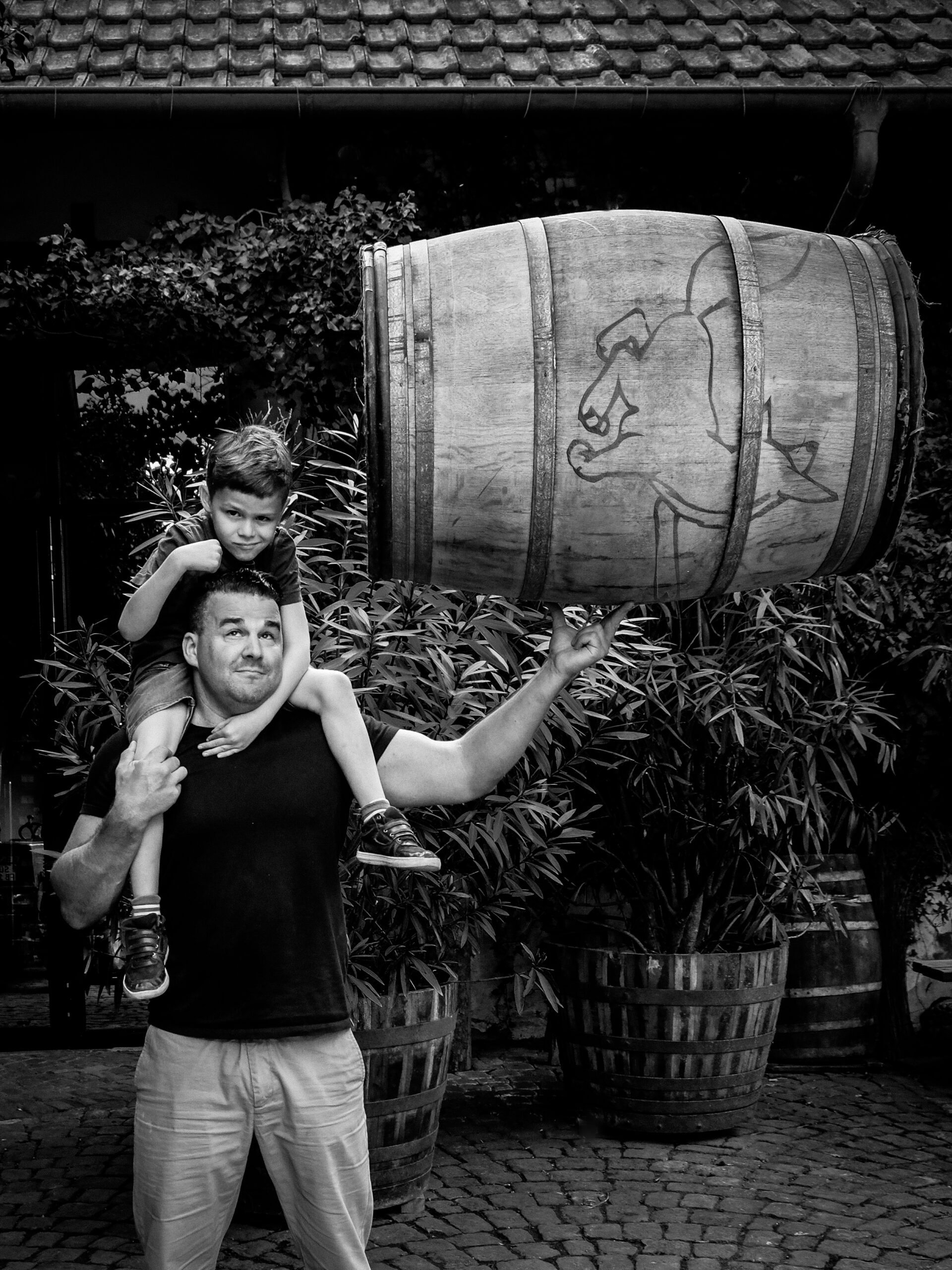 3Unser Weingut_Weingut FB_Bild 3_Fritz mit Friedrich_Fass